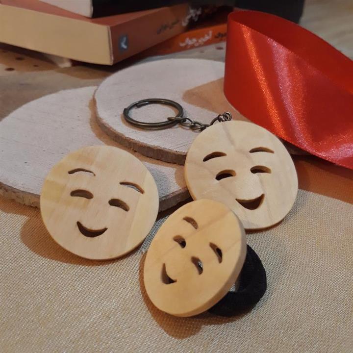 ست دستساز  جا سوئیچی و پیکسل و کش مو چوبی طرح ایموجی-8